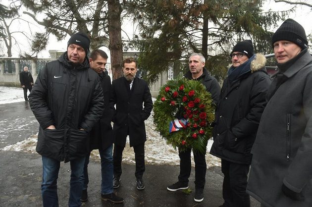 Zavzpomínat na zesnulého Pavla Srníčka přišli bývalí fotbaloví reprezentanti a stříbrní medailisté z ME 1996 zleva Miroslav Kadlec, Pavel Kuka, Karel Poborský, Ladislav Maier, Luboš Kubík a Radek Bejbl.