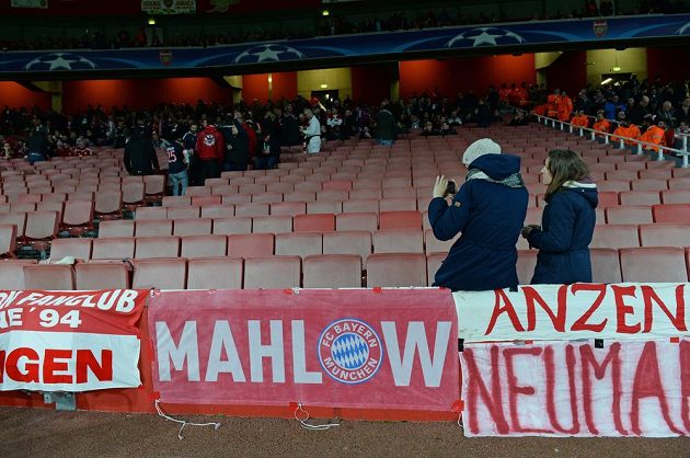 Protest fandů Bayernu proti cenám lístků na utkání na hřišti Arsenalu. Na začátku opustili svůj sektor.