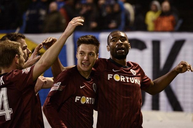 Útočník Sparty Praha Léonard Kweuke (vpravo) a Václav Kadlec oslavují jediný gól během utkání Gambrinus ligy mezi FC Baník Ostrava a AC Sparta Praha.