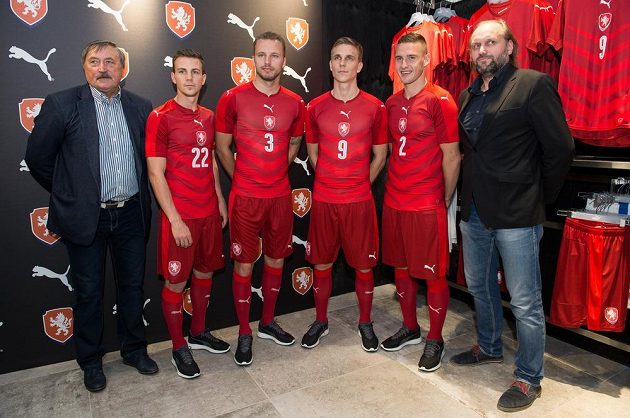 Zleva fotbalová legenda Antonín Panenka, Vladimír Darida, Michal Kadlec, trenér Pavel Vrba, Bořek Dočkal, Pavel Kadeřábek a internacionál Václav Němeček během představení nových reprezentačních dresů.