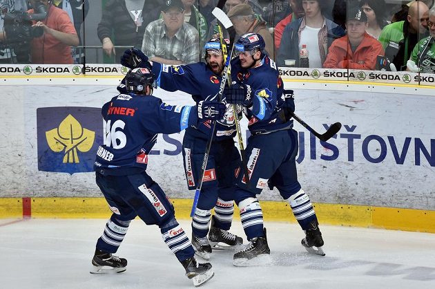 Liberečtí hokejisté Lukáš Derner (vpravo), Michal Řepík (uprostřed) a Michal Birner se radují z gólu v Mladé Boleslavi.
