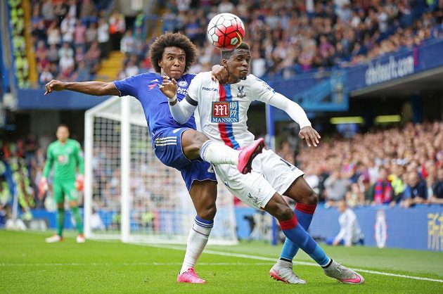 Záložník Chelsea Willian (vlevo) v souboji s Wilfriedem Zahou z Crystal Palace.