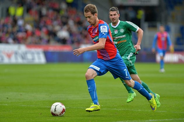 Plzeňský fotbalista Tomáš Hořava (vlevo) uniká Tomáši Pilíkovi z Příbrami v utkání 30. kola Synot ligy.