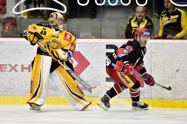 Zleva brankář Michael Petrásek z Litvínova a Petr Koukal z Hradce Králové během utkání 16. kola extraligy.