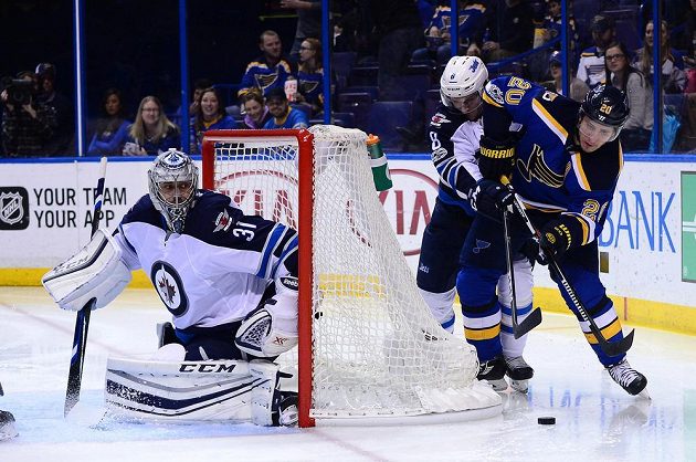Český gólman Ondřej Pavelec v brance Winnipegu v utkání NHL proti St. Louis Blues.