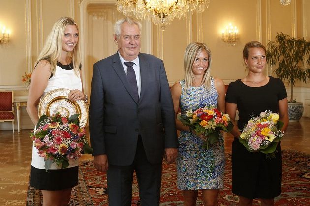 Zleva Petra Kvitová s trofejí za triumf ve Wimblednou, prezident Miloš Zeman, Klára Koukalová a Barbora Záhlavová-Strýcová.