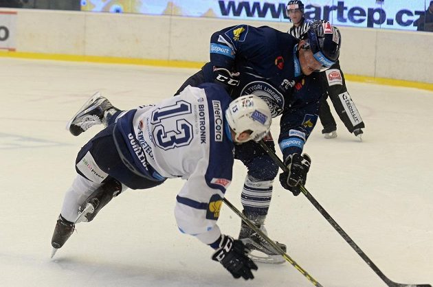 Liberecký obránce Radim Šimek v souboji s plzeňským útočníkem Janem Schleissem (vlevo) v zápase 29. kola hokejové Tipsport extraligy.