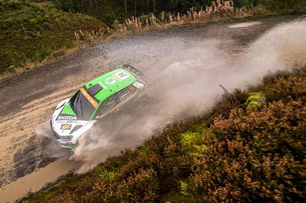 Jan Kopecký se Škodou Fabia R5 na trati závodu mistrovství světa ve Walesu.