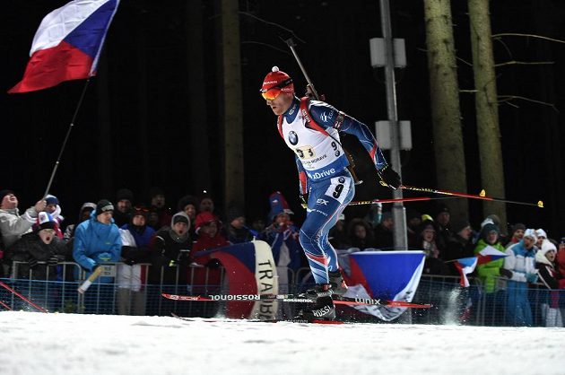 Michal Šlesingr hnán fanoušky v závodě smíšených štafet v Novém Městě na Moravě.