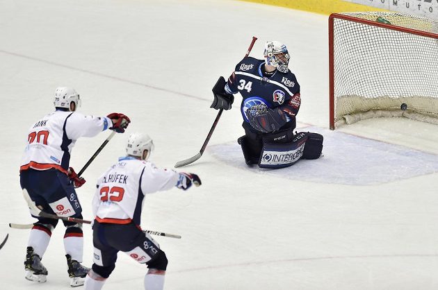 Brankář hokejové Plzně Dominik Frodl inkasuje gól z hole chomutovského Bohumila Janka.