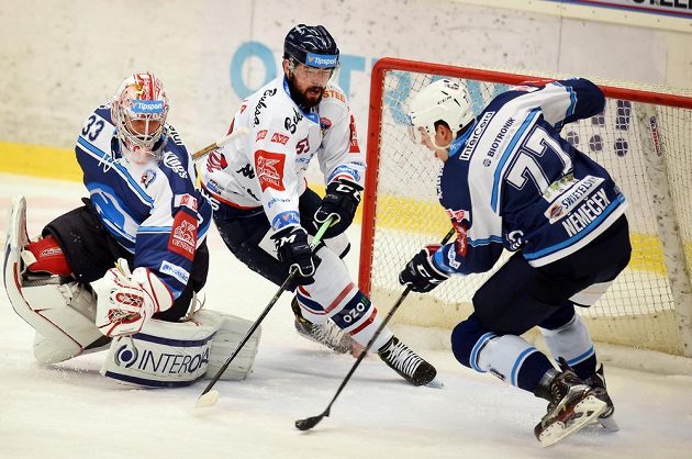 Zleva brankář Alexandr Hylák z Plzně, Roman Szturc z Vítkovic a David Němeček z Plzně v utkání devátého extraligového kola.