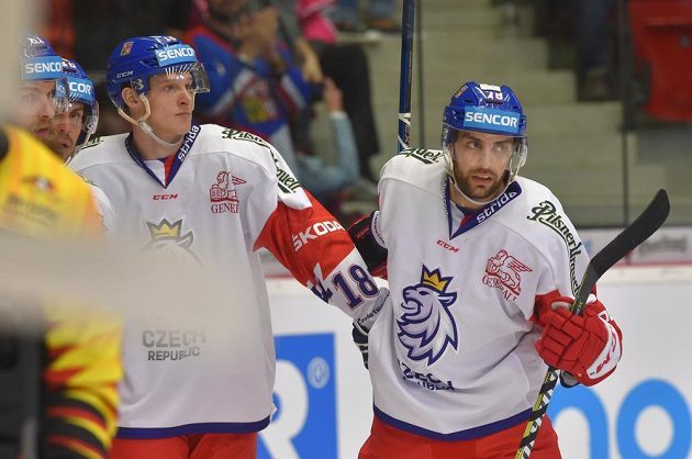 Zleva Dominik Kubalík a Robin Hanzl z Česka se radují z gólu v odvetě proti Německu.