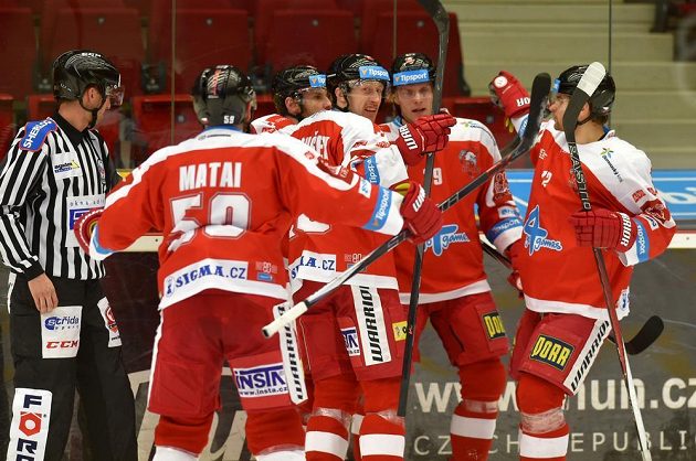 Olomoučtí hokejisté oslavují trefu Františka Skladaného (třetí zleva) v utkání proti Karlovým Varům.