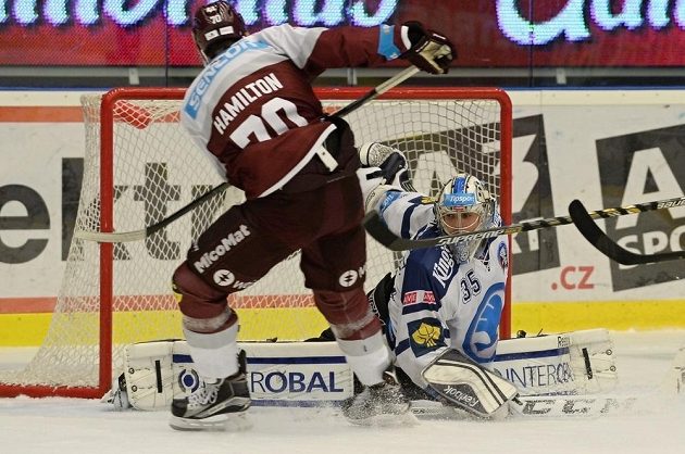 Sparťanský útočník Curtis Hamilton překonává v sólovém úniku plzeňského brankáře Matěje Machovského v zápase 22. kola Tipsport extraligy.