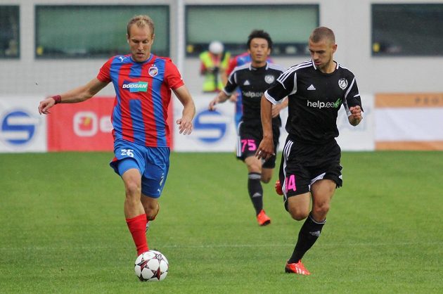 Plzeňský záložník Daniel Kolář (vlevo) uniká obránci Kalju Kallastemu v úvodním utkání třetího předkola Ligy mistrů.