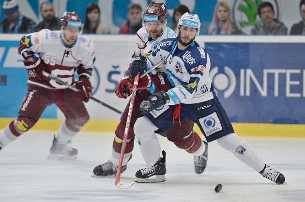 Plzeňský forvard Erik Hrňa (vpravo v souboji s Michalem Barinkou ze Sparty) třetí semifinálové utkání kvůli zranění nedohrál.
