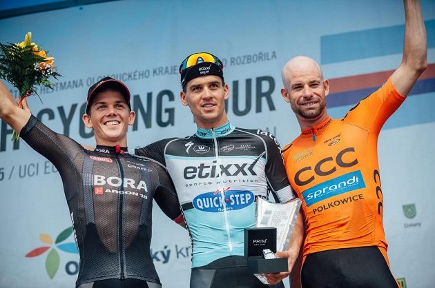 Nejlepší trio poslední čtvrté etapy Czech Cycling Tour. Uprostřed vítězný Zdeněk Štybar, vlevo Gregor Mühlberger, vpravo Stefan Schumacher.