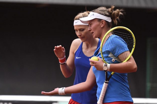 Lucie Šafářová (vlevo), jež se loučí s kariérou, a Barbora Krejčíková nastoupily proti Kanaďankám Gabriele Dabrowské a Sharon Fichmanové.