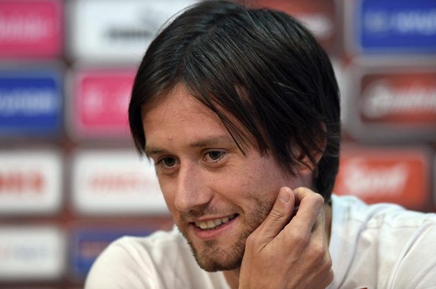 Záložník Tomáš Rosický na tiskové konferenci české fotbalové reprezentace před utkáním evropské kvalifikace s Nizozemskem.