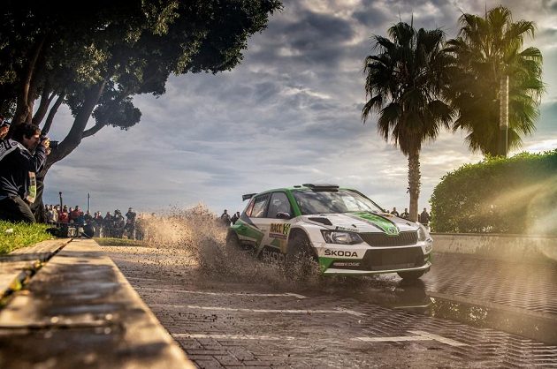 Jan Kopecký se Škodou Fabia R5 na trati Katalánské rallye.