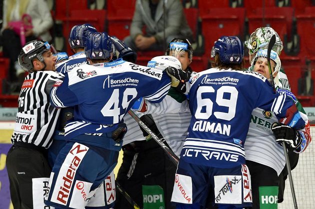 Potyčka v utkání Karlových Varů s Vítkovicemi.