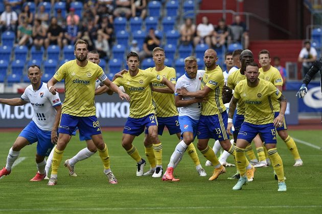 Fotbalisté Baníku se snaží prosadit před brankou Zlína v utkání nejvyšší soutěže.