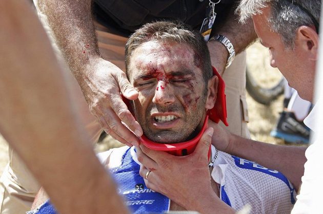 Francouzský cyklista William Bonnet v péči lékařů krátce po pádu ve 3. etapě Tour de France.