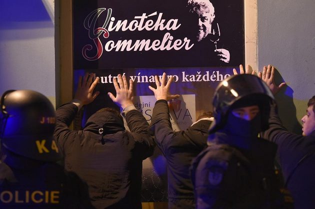 Policisté zadržují ve městě české fanoušky, kteří se dostali do konfliktu s příznivci Kosova.
