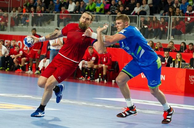 Pavel Horák překonává slovinskou obranu.
