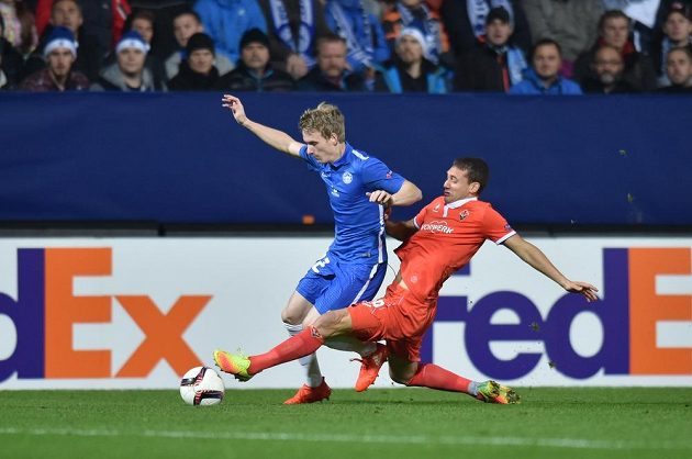 Liberecký Petr Ševčík (vlevo) a Sebastián Cristóforo z Fiorentiny v utkání Evropské ligy.