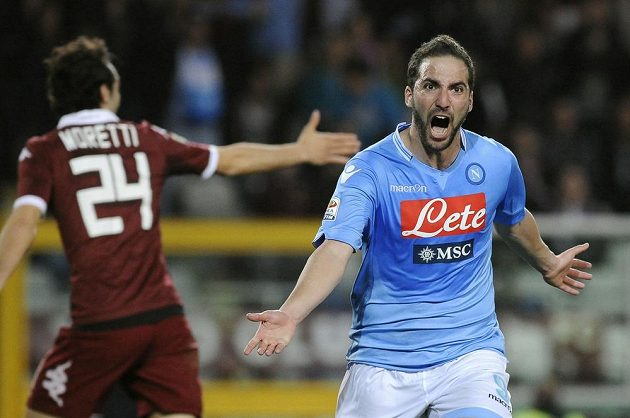 Útočník Gonzálo Higuaín zajistil Neapoli těsnou výhru na hřišti FC Turín.