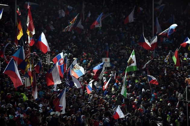 Fanoušci během závodu smíšených štafet v rámci SP v biatlonu ve Vysočina areně v Novém Městě na Moravě.