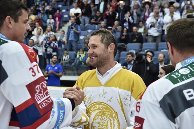 Bílí Tygři se před zápasem oficiálně rozloučili s brankářskou oporou posledních let Jánem Lašákem (uprostřed). Ten si potřásá rukou s pardubickým Petrem Sýkorou.