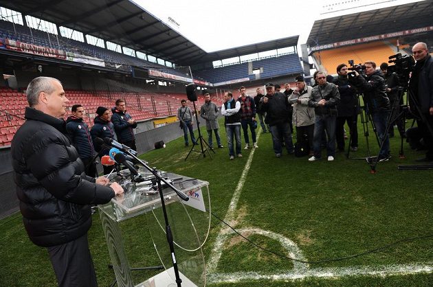 Trenér Sparty Praha Vítězslav Lavička na trávníku letenského stadiónu před ligovým utkáním s Plzní.