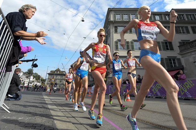 Elmira Alembekovová z Ruska (vpředu), vpravo česká reprezentantka Anežka Drahotová na chodecké trati v Curychu.