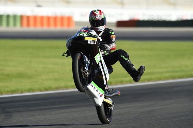 Český motocyklový závodník Jakub Kornfeil oslavuje své druhé letošní umístění na pódiu.