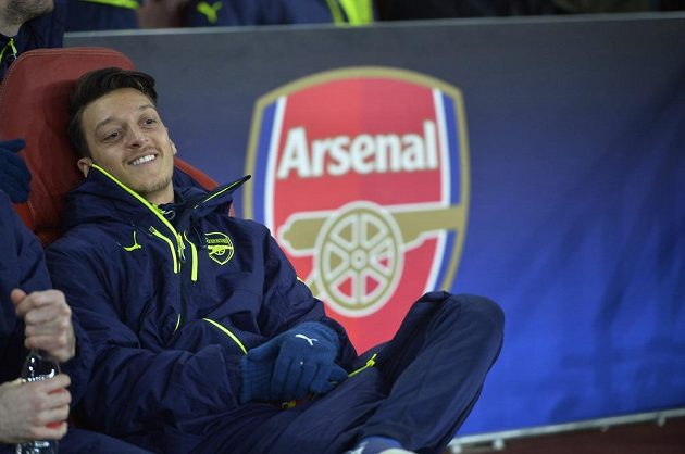 Fotbalista Arsenalu Mesut Özil byl na lavičce náhradníků vysmátý, bez ohledu na výsledek odvetného osmifinále Ligy mistrů proti Bayernu.