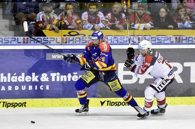 Jakub Babka z Českých Budějovic se snaží uniknout Ctiradu Ovčačíkovi z pardubic během utkání 1. kola baráže o hokejovou extraligu.
