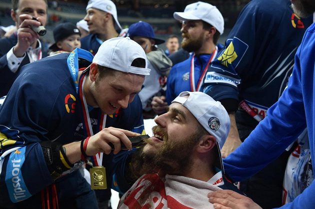 Hráči Liberce holí plnovous kapitána Jana Výtiska na oslavu vítězství po finále extraligy proti Spartě.