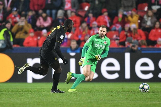 Klíčový moment bitvy mezi Slavií Praha a Interem Milán. Útočník italského týmu Romelu Lukaku obchází brankáře Ondřeje Koláře a střílí vítězný gól.