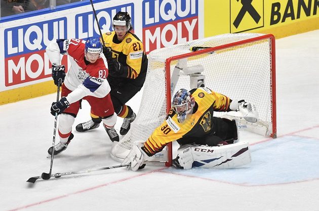 Zleva Dominik Kubalík z českého týmu a Němci Moritz Seider a brankář Philipp Grubauer.