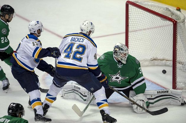 Útočník St. Louis David Backes střílí v prodloužení vítězný gól do sítě Dallasu.
