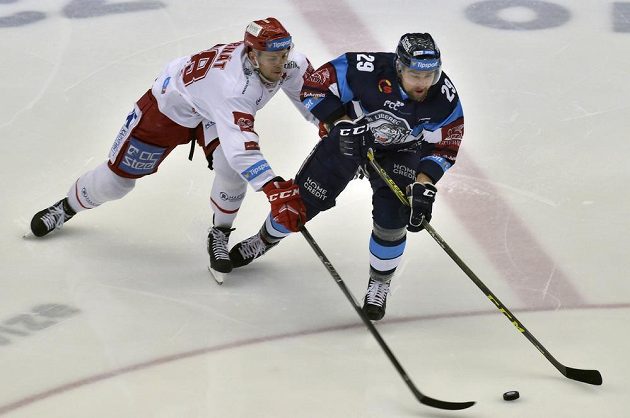 Třinecký obránce Martin Gernát a útočník Lukáš Krenželok z Liberce v souboji o puk v extraligovém utkání.