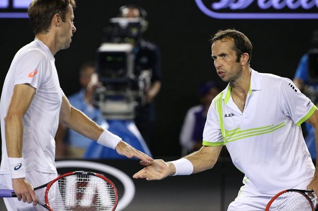 Radek Štěpánek se svým parťákem Danielem Nestorem (vlevo) během finále čtyřhry na Australian Open.