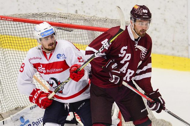 Jan Ščotka z Pardubic a Petr Kumstát ze Sparty v souboji během hokejového turnaje Mountfield Cup.