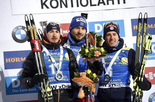 Tři nejlepší ve sprintu v Kontiolahti: zleva druhý Andrejs Rastorgujevs z Lotyšska, vítězný Rus Anton Šipulin a třetí Quentin Fillon Maillet z Francie.