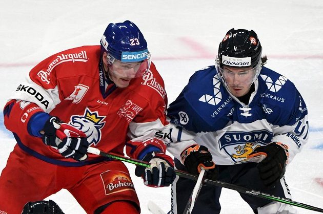 Český hokejista Dmitrij Jaškin (vlevo) a Fin Mikko Lehtonen během utkání na turnaji Karjala.
