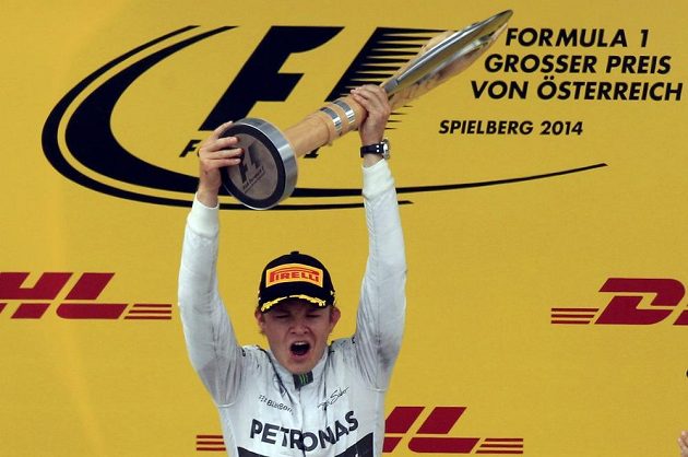 Jezdec stáje Mercedes Nico Rosberg s trofejí pro vítěze obnovené Velké ceny Rakouska.