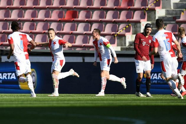 Radost v podání fotbalistů Slavie během semifinále MOL Cupu na hřišti Sparty Praha.