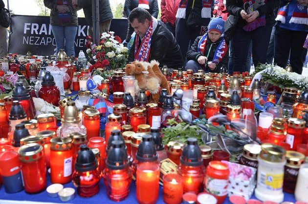 Fanoušci zapalovali v Plzni svíčky na pietním místě pro Františka Rajtorala před zápasem Viktoria Plzeň - Dukla Praha.